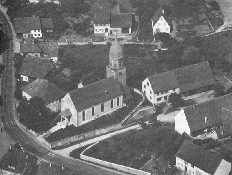 Die Friedinger Pfarrkirche mit dem Kellhof