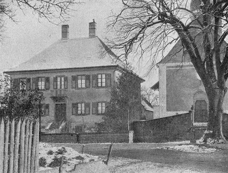 Pfarrhaus mit Kirche in Friedingen