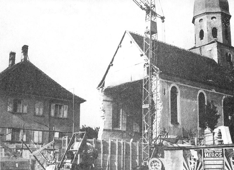 Die Kirche nach teilweisem Abbruch im Herbst 1964